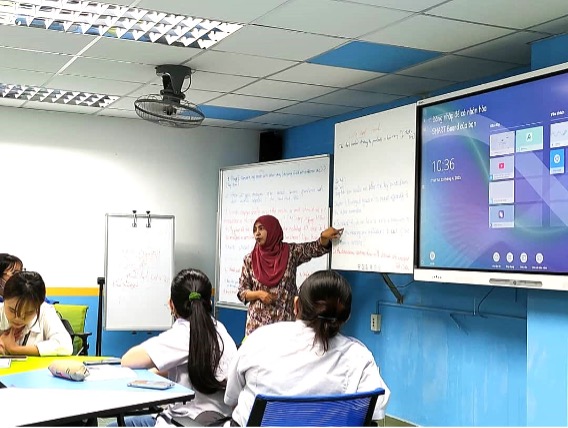 Dr. Suhaida Omar Kongsikan Kepakaran sebagai Profesor Pelawat di Universiti Perindustrian Ho Chi Minh City, Vietnam